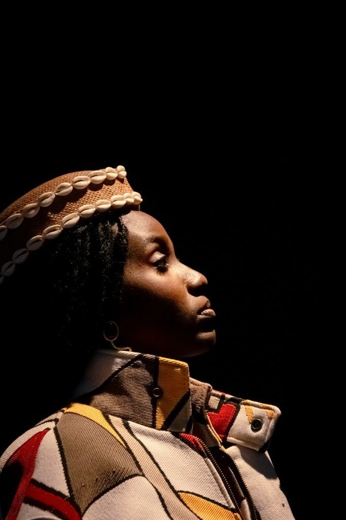 Dorcas Moïra profil chapeau cauris fond noir